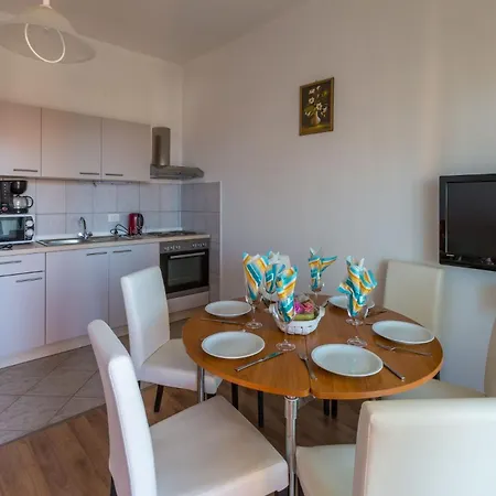 Apartament Tomica *
